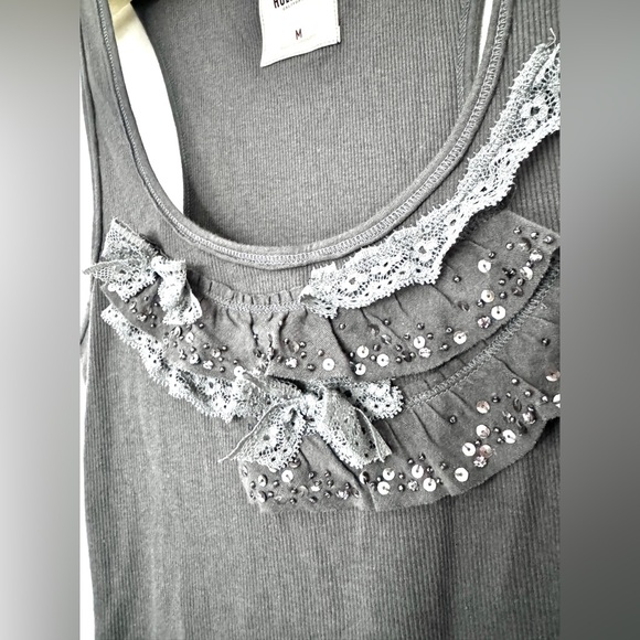 2/$15 NWT HOLLISTER Sequin Ruffle Bodice Ribbed Racerback Tank Grey Size Medium - Picture 6 of 9